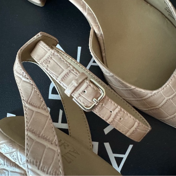 Naturalizer Women's Beige Croc-Embossed Heels - Picture 5 of 6